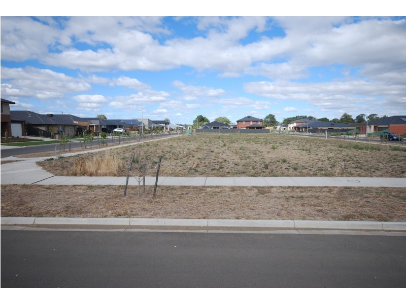 1 Limetree Way, Lake Gardens VIC 3355