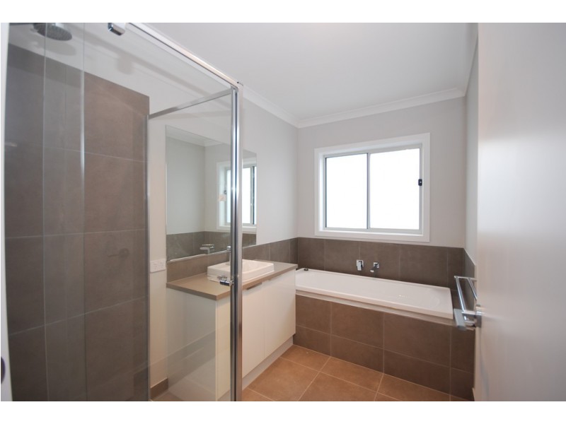 2A/8 Thompson Street, Brown Hill VIC 3350