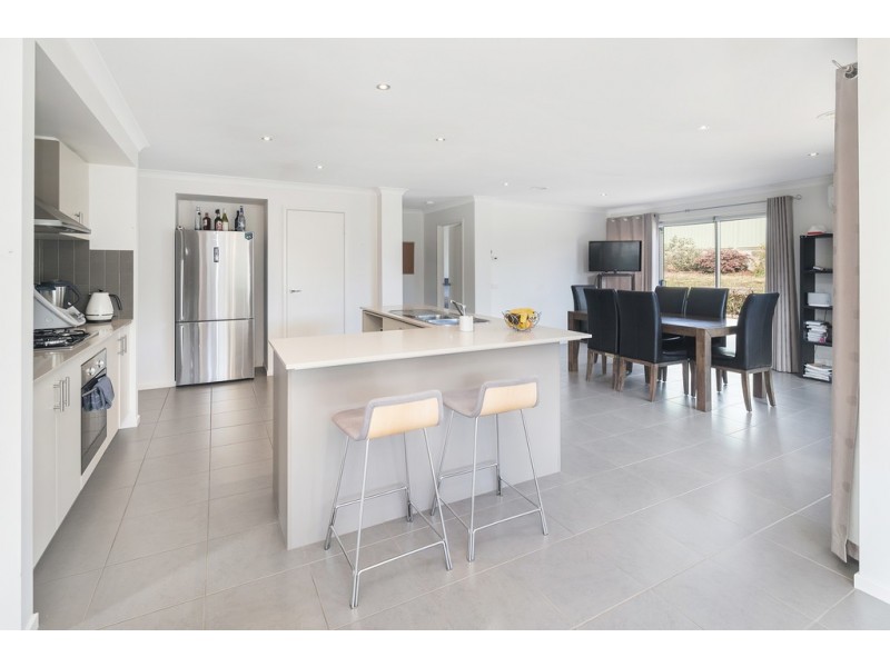 52 Waterford Drive, Miners Rest VIC 3352