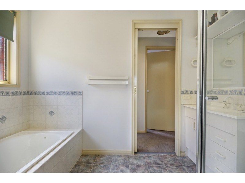 8 Langham Road, Wendouree VIC 3355