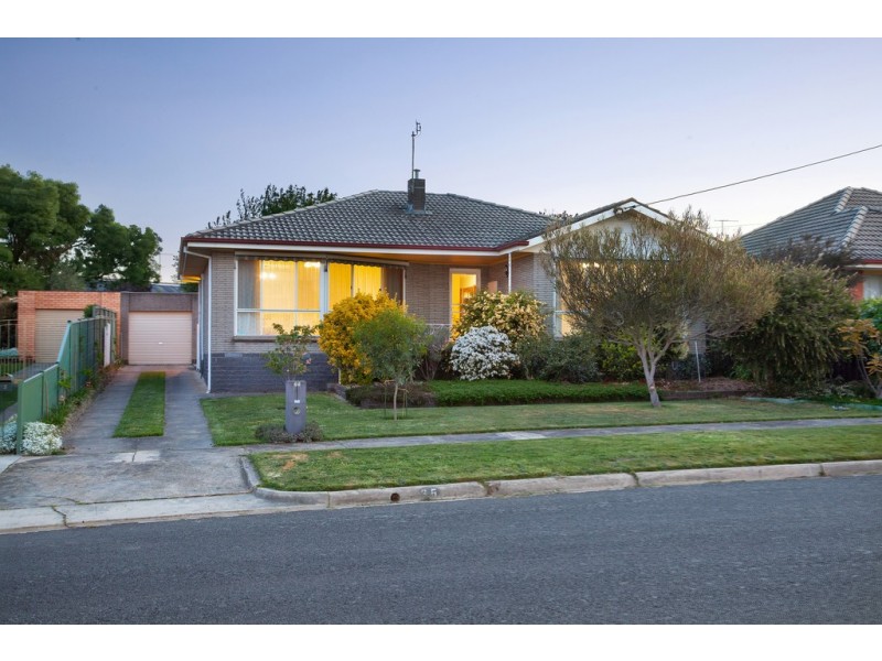35 Cambridge Street, Wendouree VIC 3355