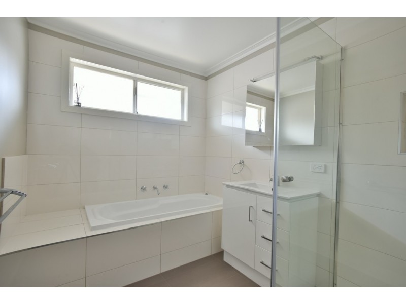 4 Maxlyn Avenue, Ballarat East VIC 3350