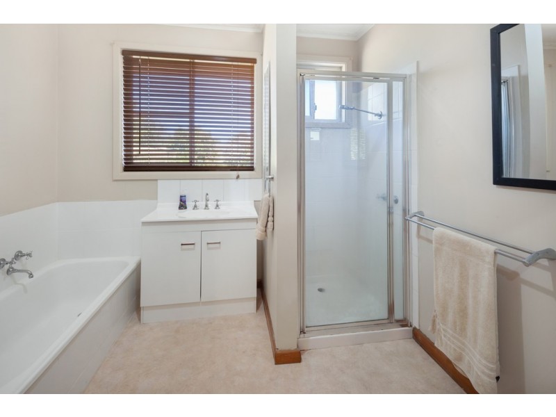 24 Vale Street, Alfredton VIC 3350