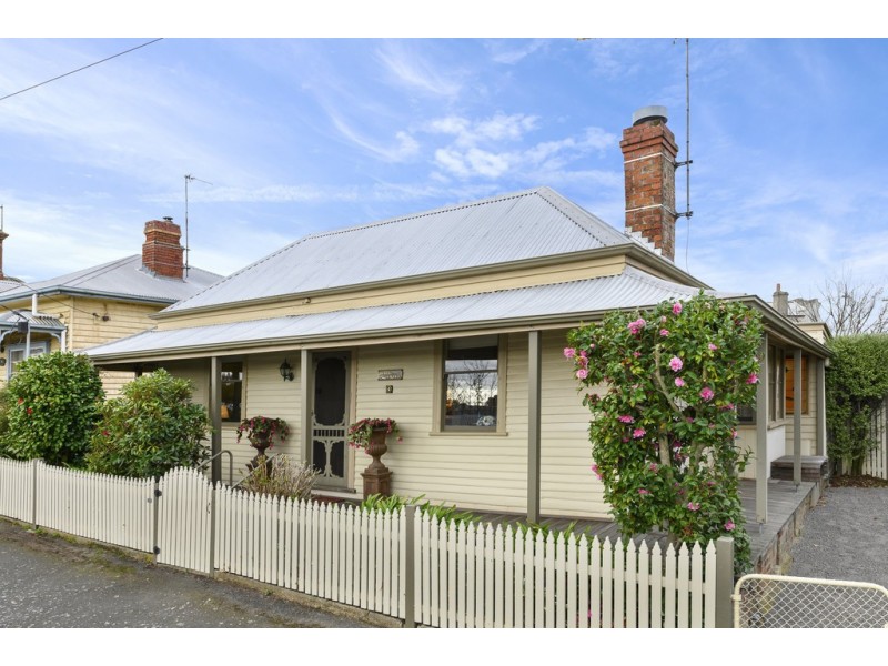 4 Doveton Crescent, Soldiers Hill VIC 3350