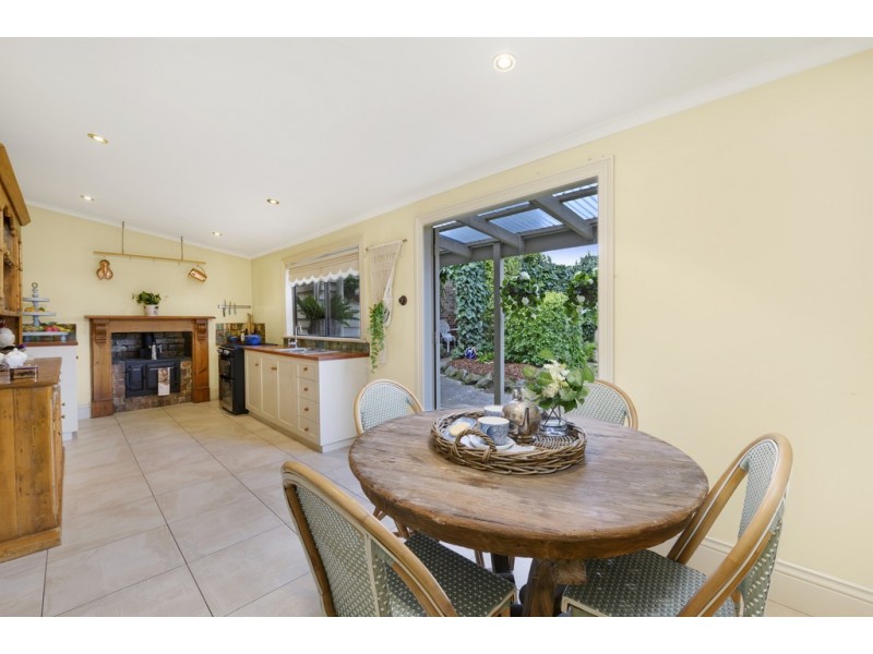 4 Doveton Crescent, Soldiers Hill VIC 3350