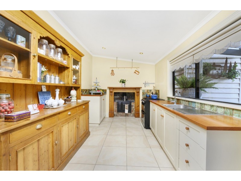 4 Doveton Crescent, Soldiers Hill VIC 3350