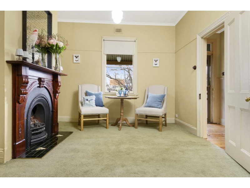 4 Doveton Crescent, Soldiers Hill VIC 3350