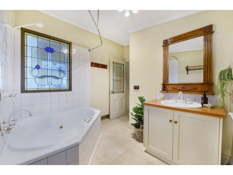 4 Doveton Crescent, Soldiers Hill VIC 3350