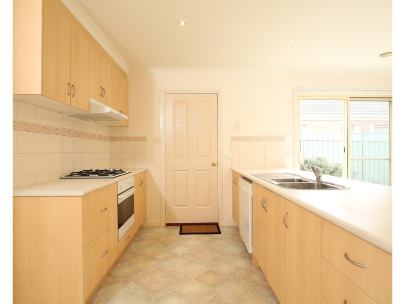 8 Elstead Way, Lake Gardens VIC 3355