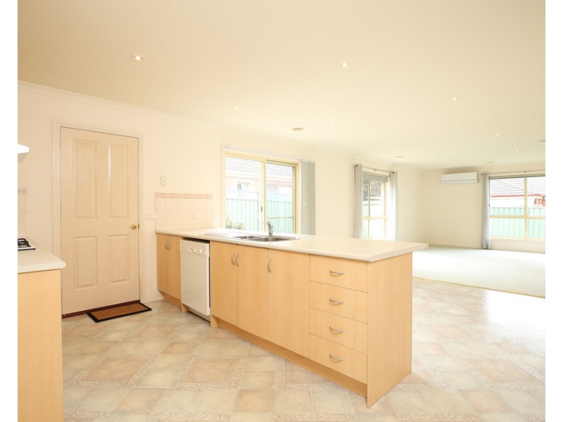 8 Elstead Way, Lake Gardens VIC 3355