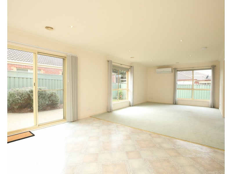 8 Elstead Way, Lake Gardens VIC 3355