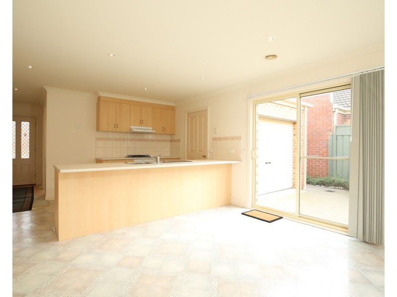 8 Elstead Way, Lake Gardens VIC 3355