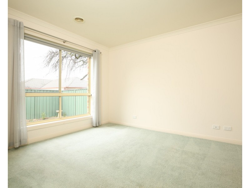 8 Elstead Way, Lake Gardens VIC 3355