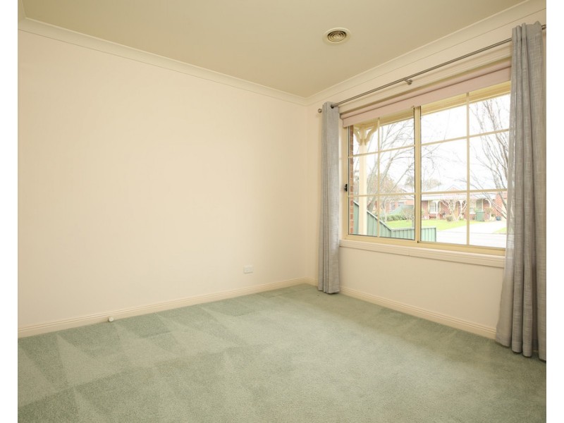 8 Elstead Way, Lake Gardens VIC 3355