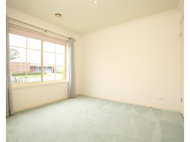 8 Elstead Way, Lake Gardens VIC 3355