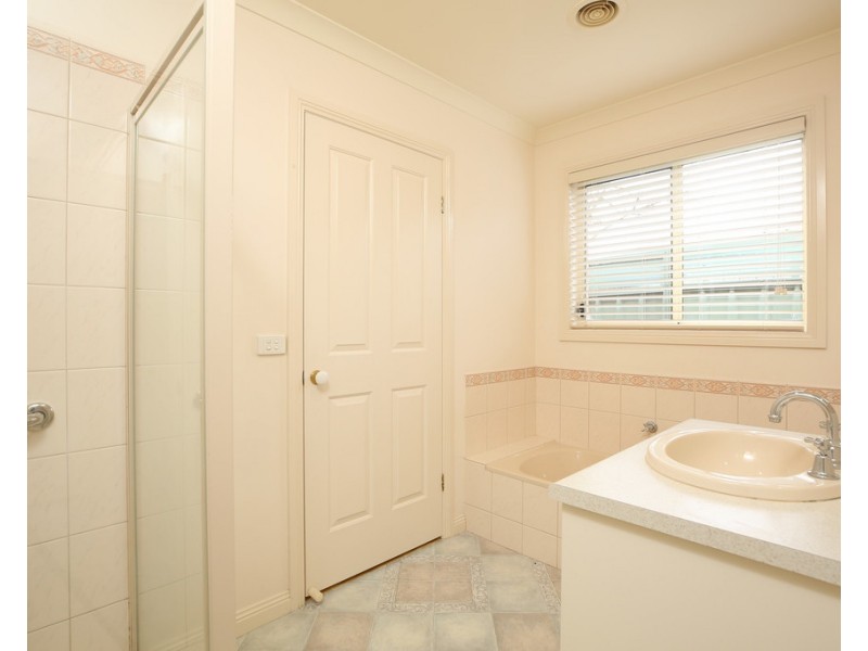 8 Elstead Way, Lake Gardens VIC 3355