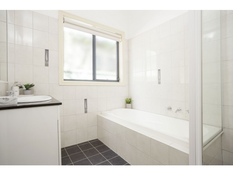 1/1209 Gregory Street, Lake Wendouree VIC 3350