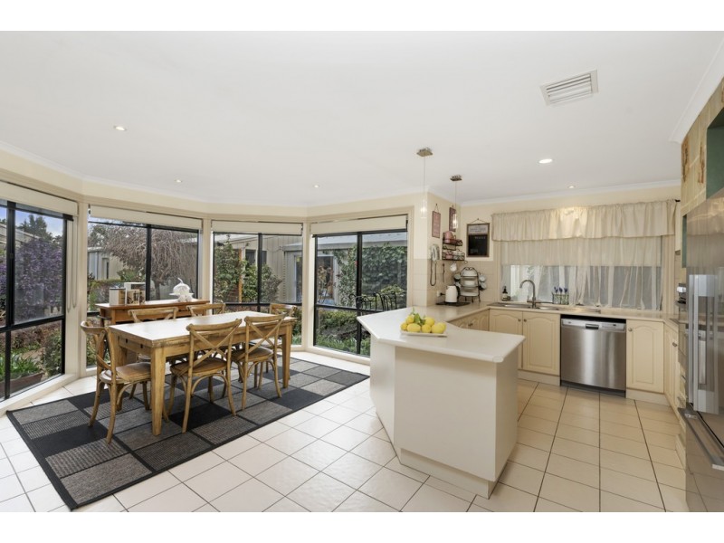 33 Robertson Drive, Alfredton VIC 3350