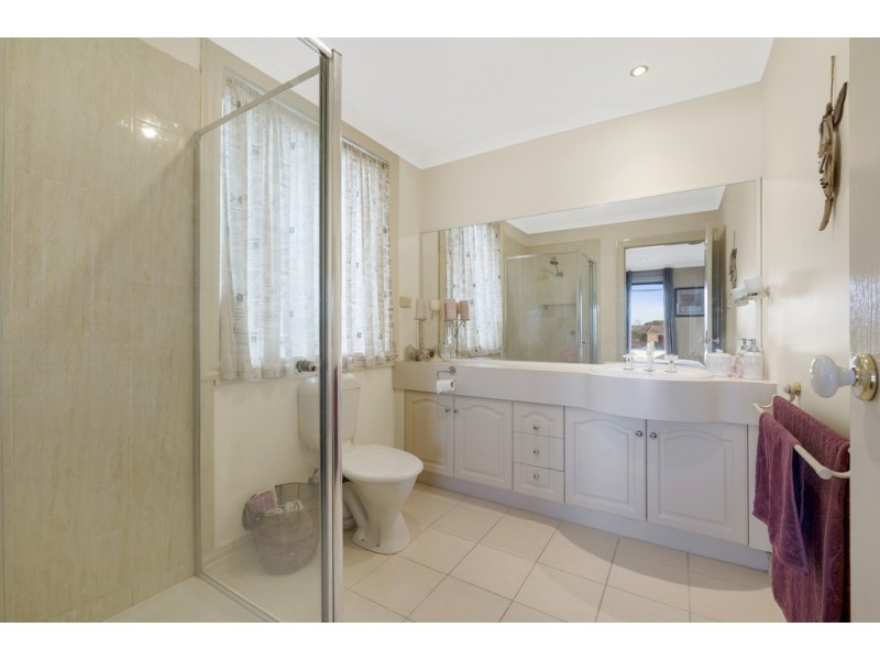 33 Robertson Drive, Alfredton VIC 3350