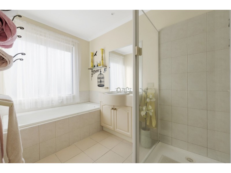 33 Robertson Drive, Alfredton VIC 3350