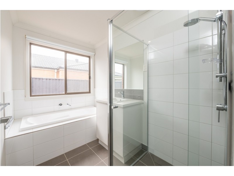 5 Roscommon Avenue, Alfredton VIC 3350