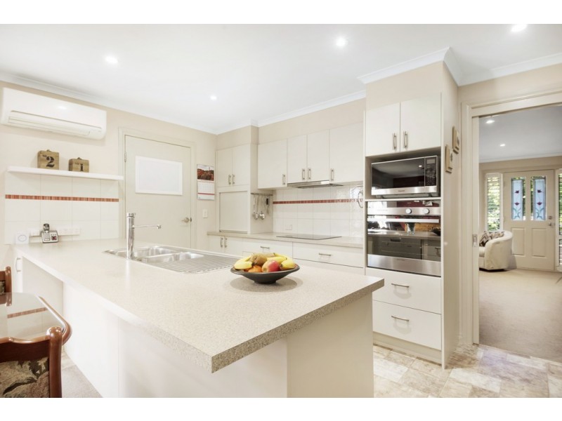 98 Stirling Drive, Lake Gardens VIC 3355