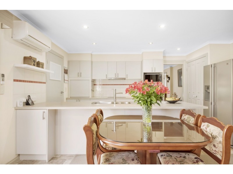 98 Stirling Drive, Lake Gardens VIC 3355