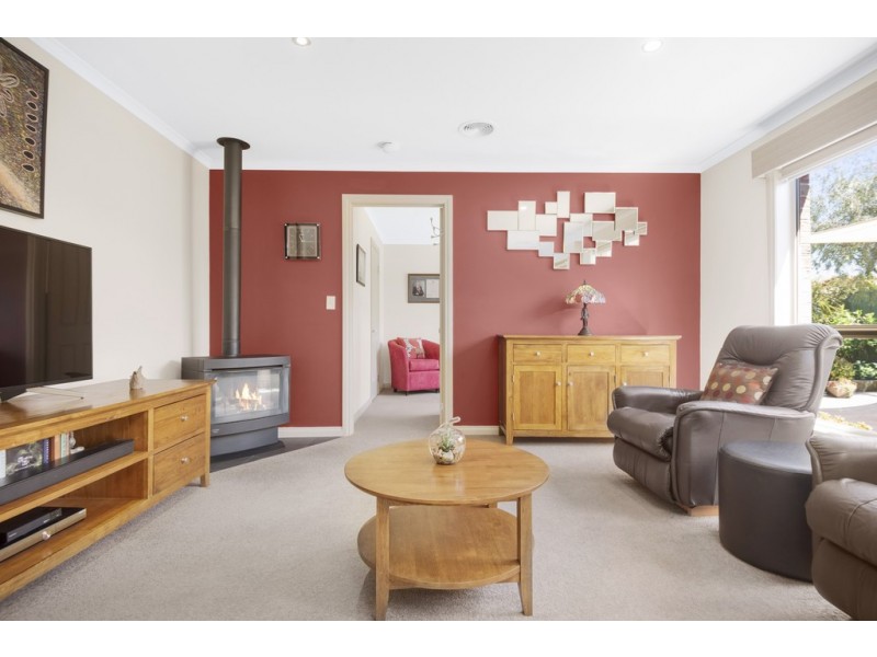 98 Stirling Drive, Lake Gardens VIC 3355