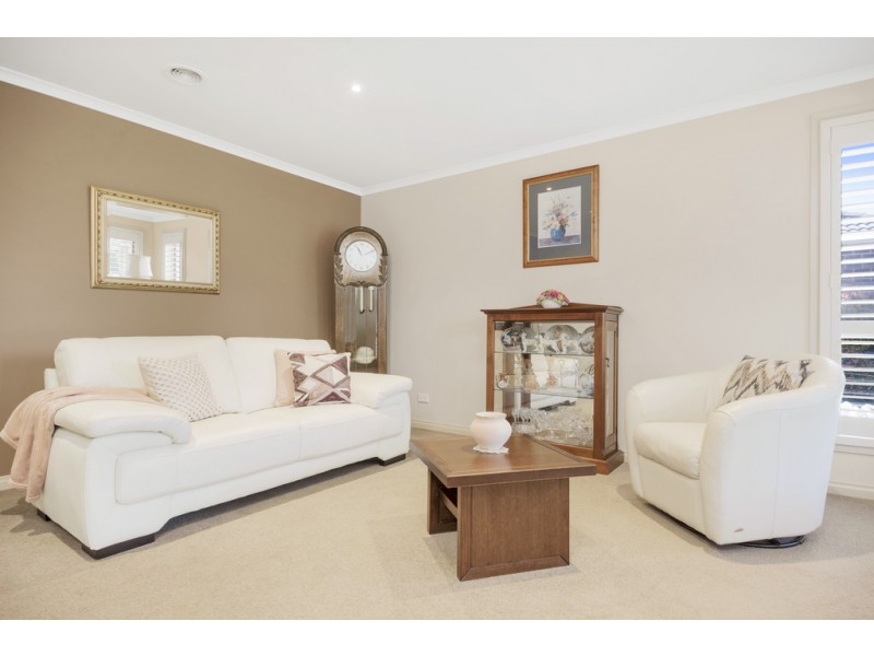 98 Stirling Drive, Lake Gardens VIC 3355