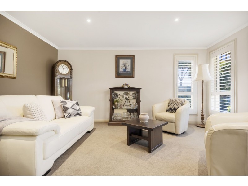 98 Stirling Drive, Lake Gardens VIC 3355