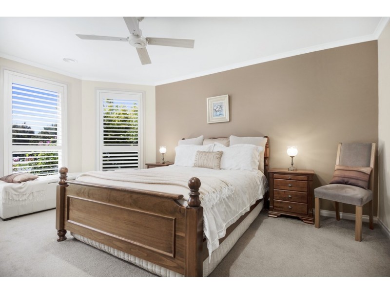 98 Stirling Drive, Lake Gardens VIC 3355