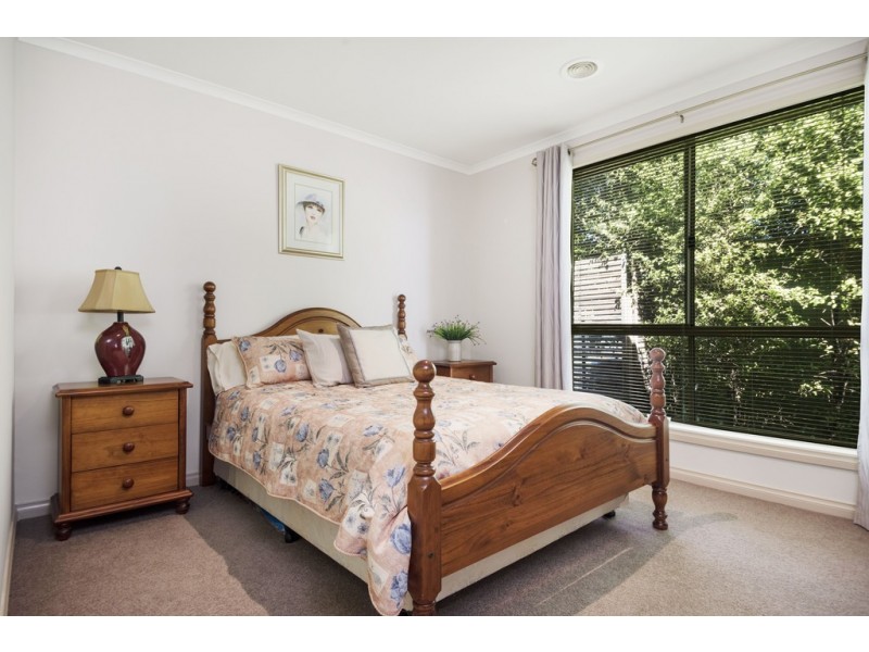 98 Stirling Drive, Lake Gardens VIC 3355