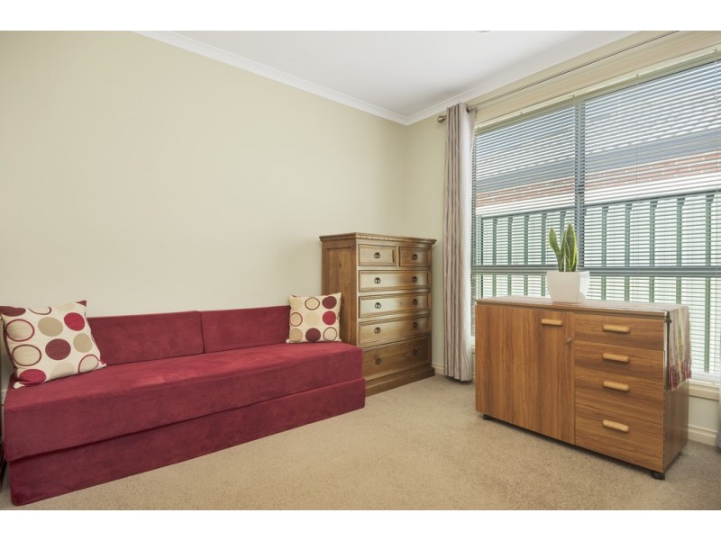 98 Stirling Drive, Lake Gardens VIC 3355