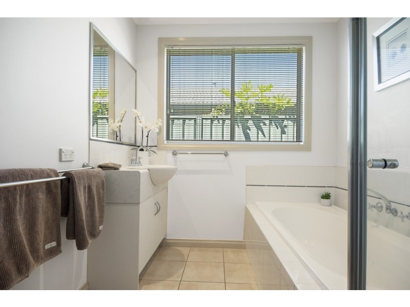 98 Stirling Drive, Lake Gardens VIC 3355