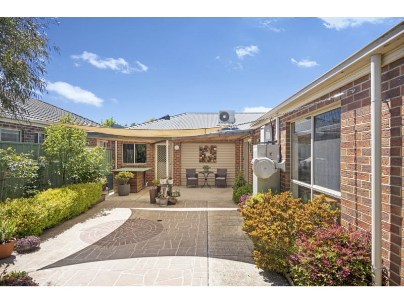 98 Stirling Drive, Lake Gardens VIC 3355