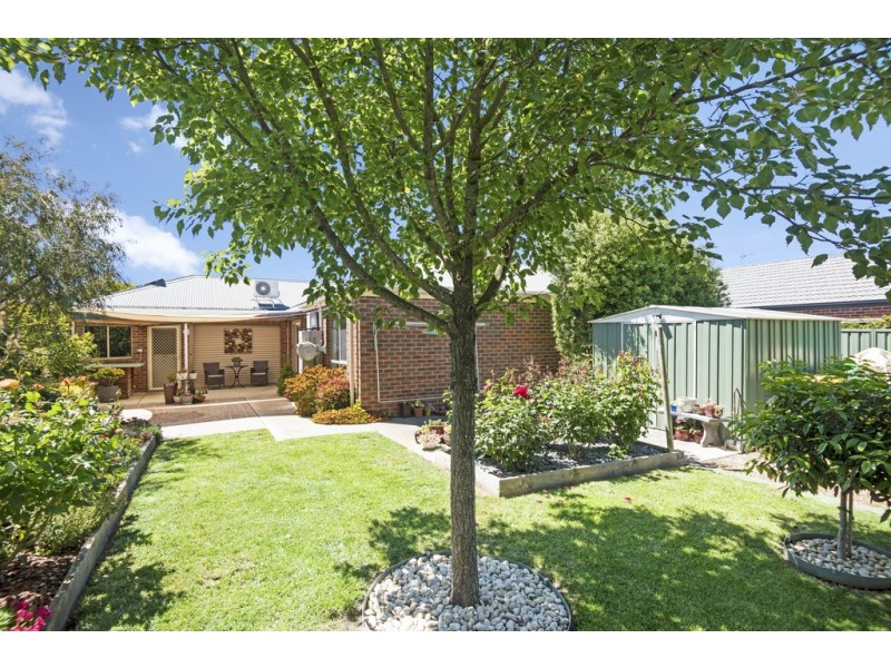 98 Stirling Drive, Lake Gardens VIC 3355