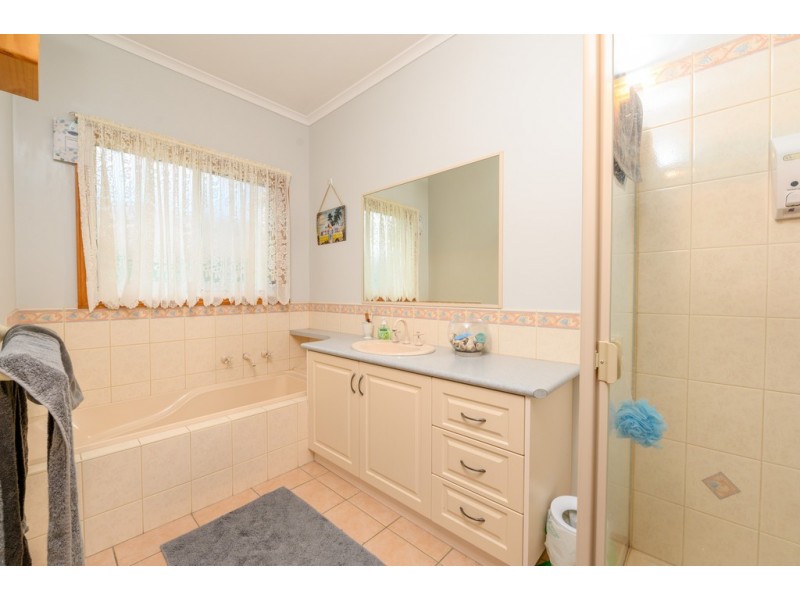 61 Stirling Drive, Lake Gardens VIC 3355