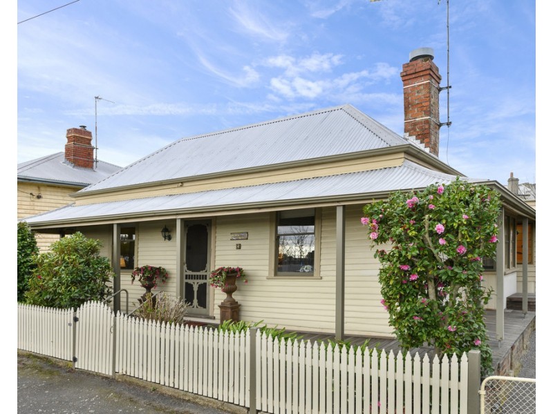 4 Doveton Crescent, Soldiers Hill VIC 3350