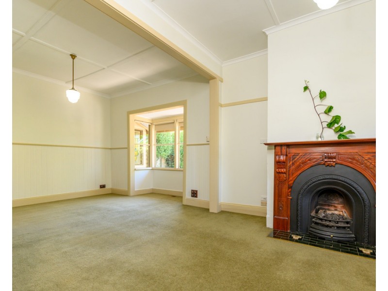 4 Doveton Crescent, Soldiers Hill VIC 3350