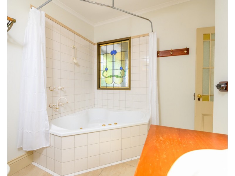 4 Doveton Crescent, Soldiers Hill VIC 3350