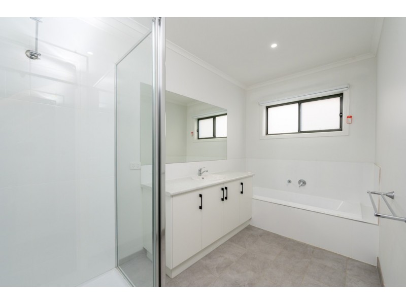 8 Bilston Place, Sebastopol VIC 3356