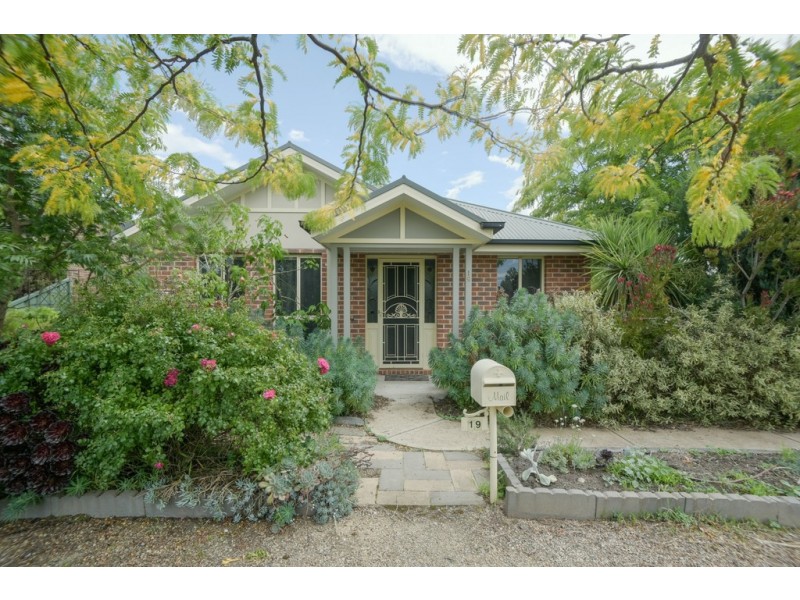 19 Elstead Way, Lake Gardens VIC 3355