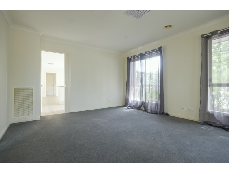 19 Elstead Way, Lake Gardens VIC 3355