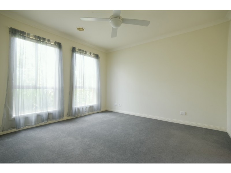 19 Elstead Way, Lake Gardens VIC 3355