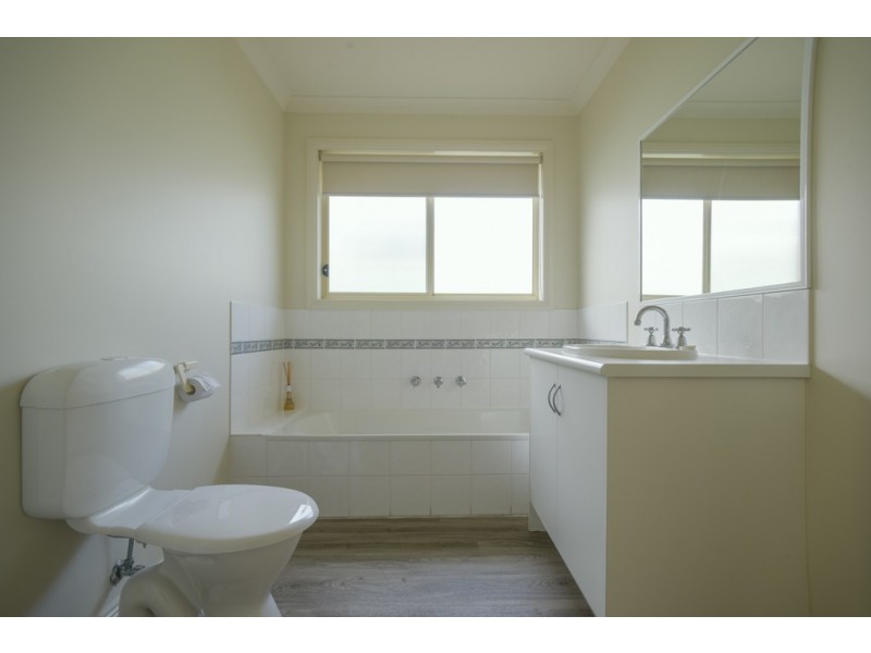 19 Elstead Way, Lake Gardens VIC 3355