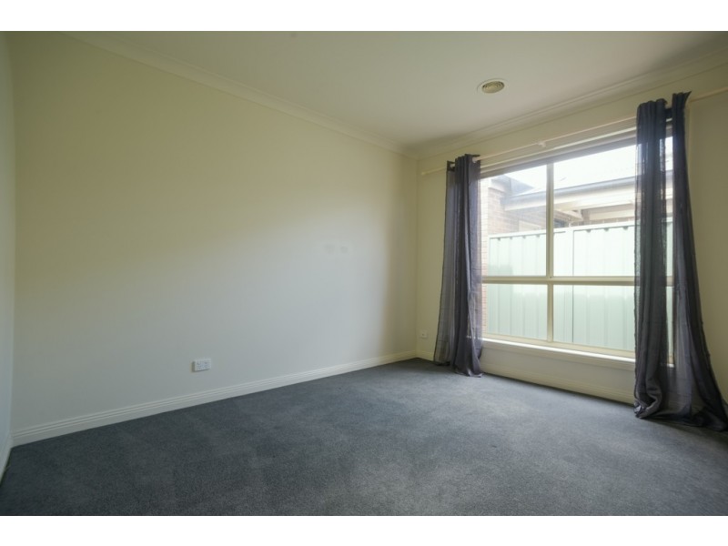 19 Elstead Way, Lake Gardens VIC 3355