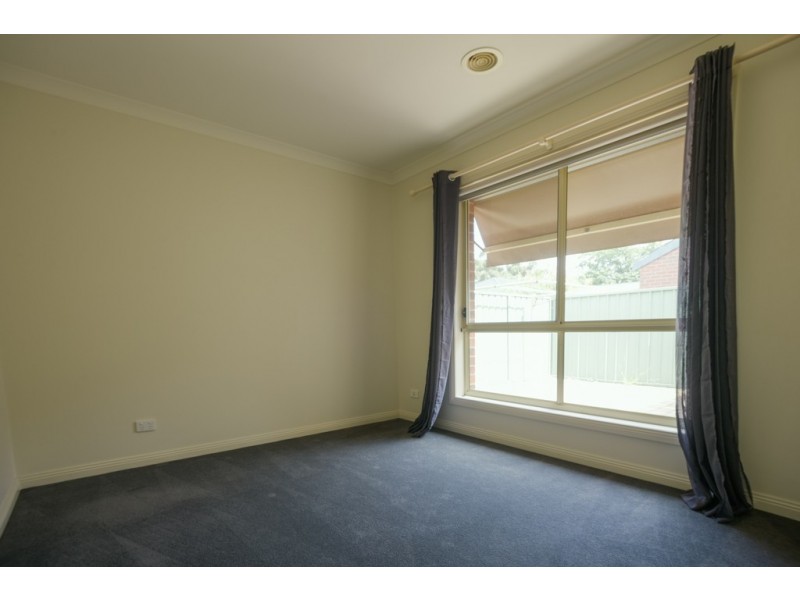 19 Elstead Way, Lake Gardens VIC 3355