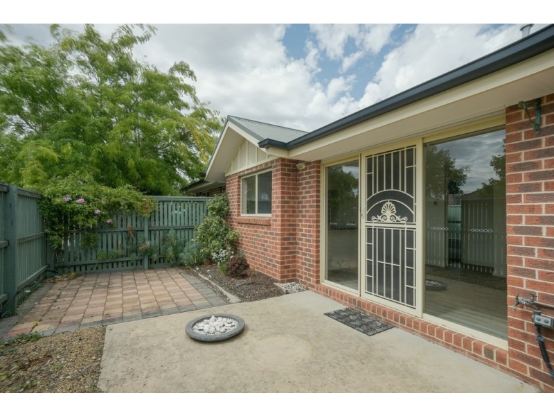 19 Elstead Way, Lake Gardens VIC 3355