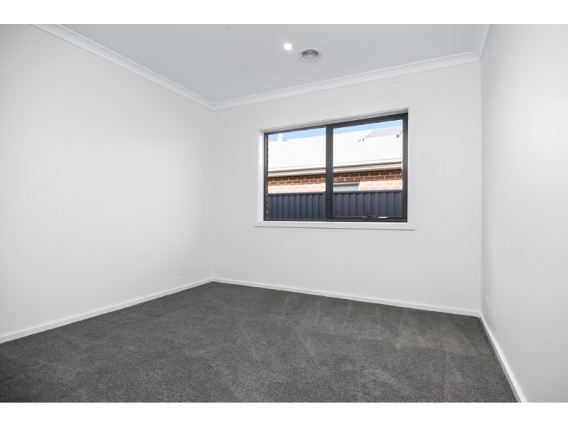 28 Roscommon Avenue, Alfredton VIC 3350