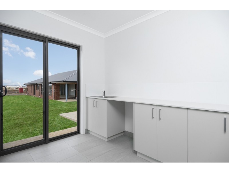 28 Roscommon Avenue, Alfredton VIC 3350